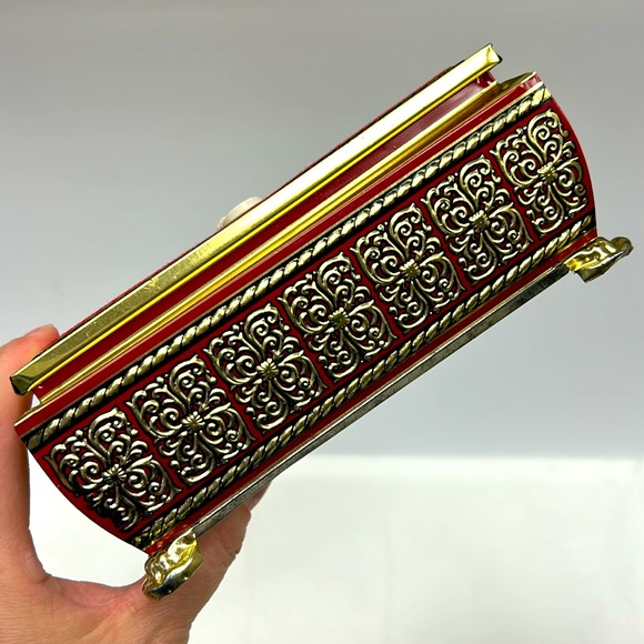 - Vintage tin confectionary box with red velvet and faux cameo hinged lid - Picture 5 of 12